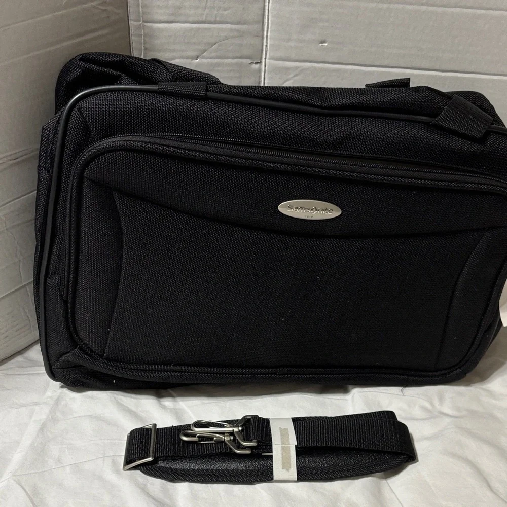 Samsonite Tessera boarding bag with shoulder strap and sleeve. NWT